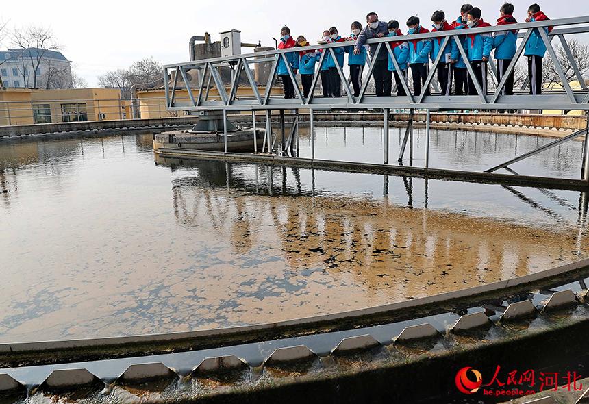 ?2022年3月21日,秦皇岛市第一污水处理厂工作人员为海港区明珠学校学生讲解污水处理的知识。 曹建雄摄