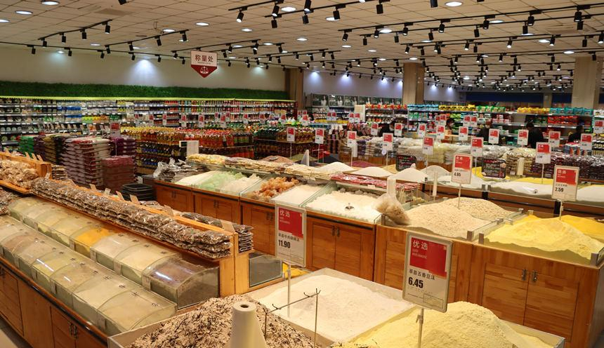 邯郸市复兴区大型超市正常营业、货物充足、物品平价销售。王伸摄