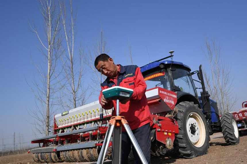 在河北省永清縣李劉街鄉家口村，農民正在將自動化播種機與信號定位儀進行連接。 李泓智攝