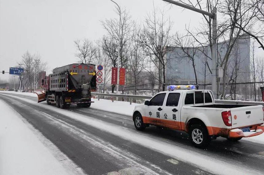 永清縣交通局使用除冰鏟雪撒布車撒布融雪劑。李泓智攝