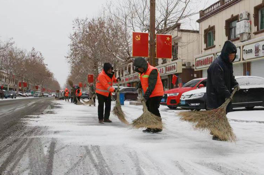 永清縣環衛工人在城區道路清理積雪。李泓智攝