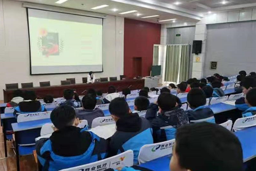河北省威县第四小学法治副校长给学生们讲授法治课。 赵国华摄