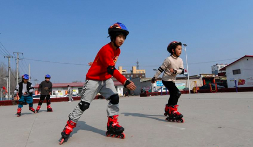 在文安縣大留鎮鎮西店村村民廣場，孩子們正在練習輪滑。 高丹鈺攝