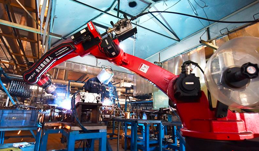 在文安县工业新区廊坊中德汽车座椅制造有限公司生产车间，工人通过焊接机器人进行汽车配件焊接。 王晖摄