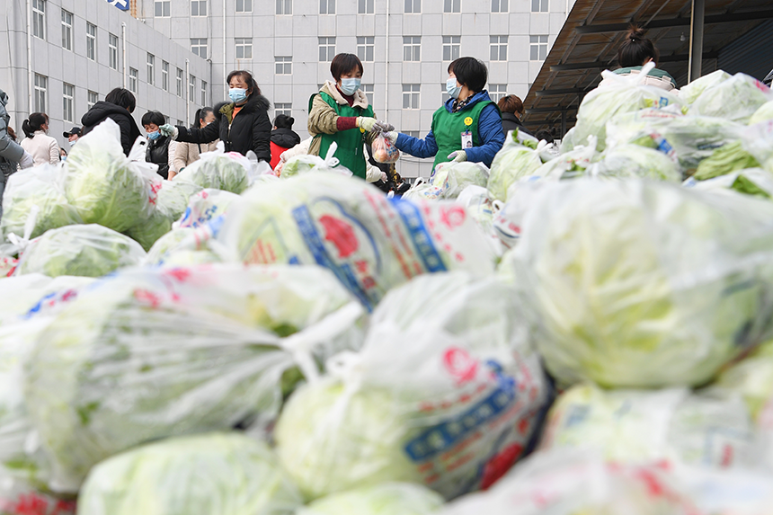 大东方购物广场员工正在传递蔬菜包准备装车。 刘江涛摄