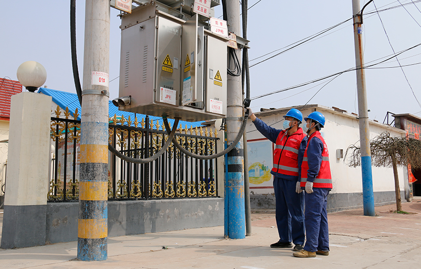 电力工作人员对吴桥县前李村配电柜进行测温检查。 郝亮摄