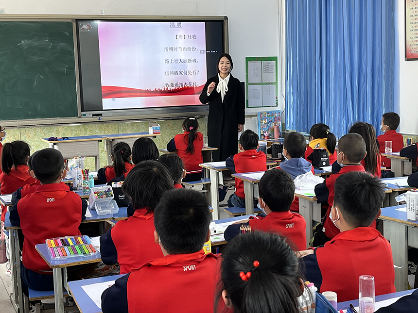 河北省東光縣學校召開主題班會，了解學習先烈的英雄事跡。 曲媛媛攝