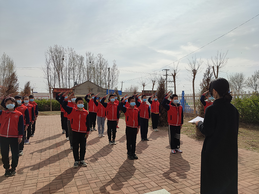河北省東光縣少先隊員代表在烈士紀念碑前，整隊肅立默哀，抒發對革命烈士的崇高敬意。 曲媛媛攝