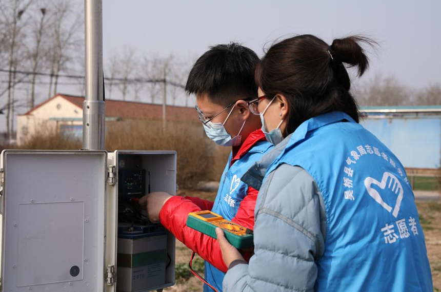 在中國農業大學吳橋實驗站，氣象工作人員維護自動土壤水分觀測儀。 汪海燕攝