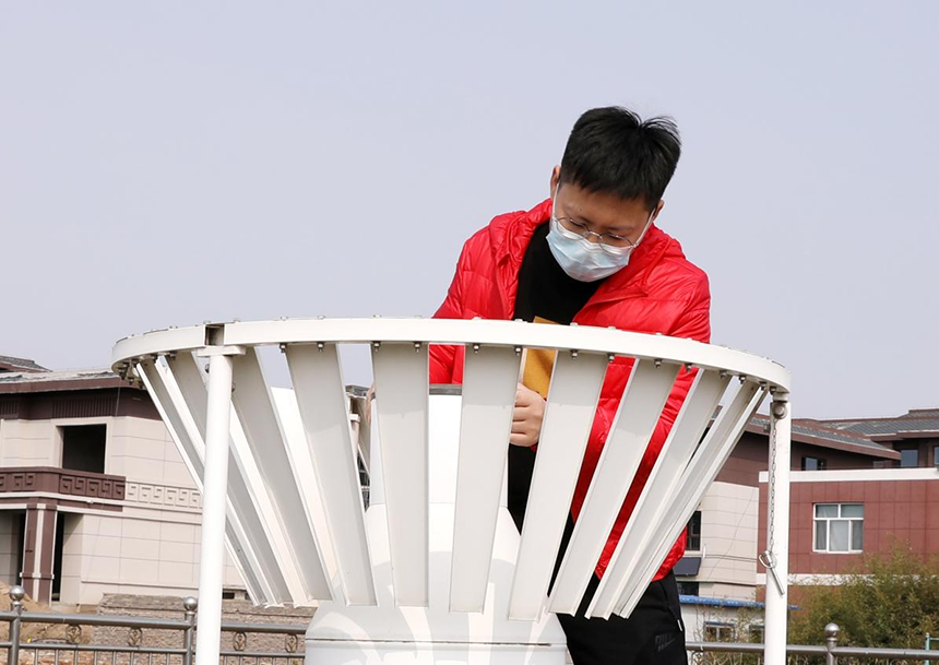 在河北省吳橋縣氣象觀測站，工作人員維護稱重降水傳感器。 汪海燕攝