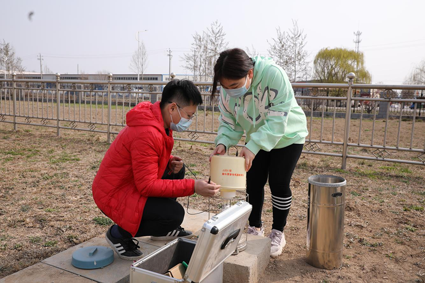 在河北省吳橋縣氣象觀測站，工作人員校准雨量傳感器。 汪海燕攝