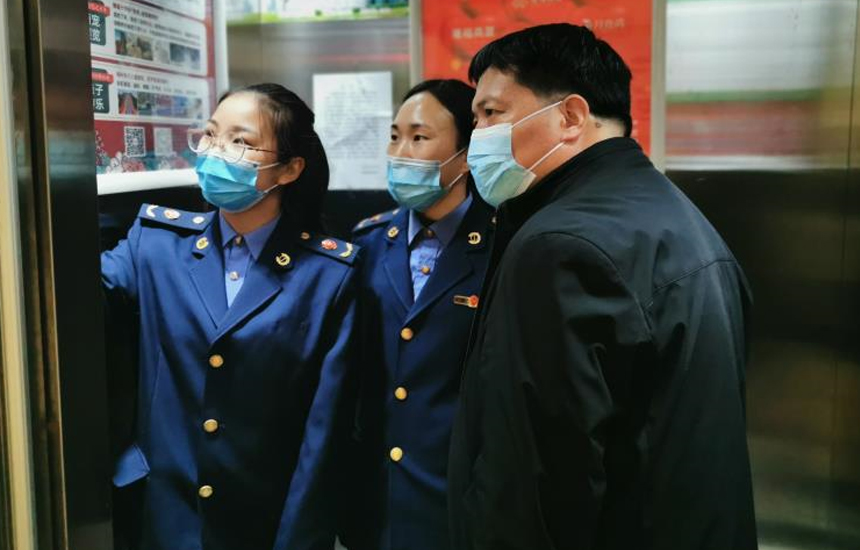 3月8日,临城县市场监督管理局特种设备监察人员在隆福月亮湾小区检查电梯运行情况。 张慧媛摄