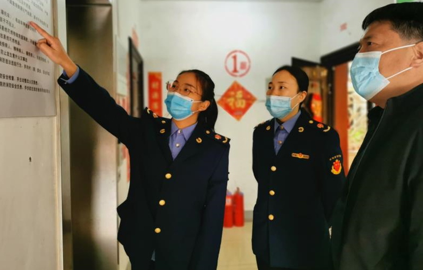 3月8日,临城县市场监督管理局特种设备监察人员在隆福月亮湾小区检查电梯运行情况。 张慧媛摄