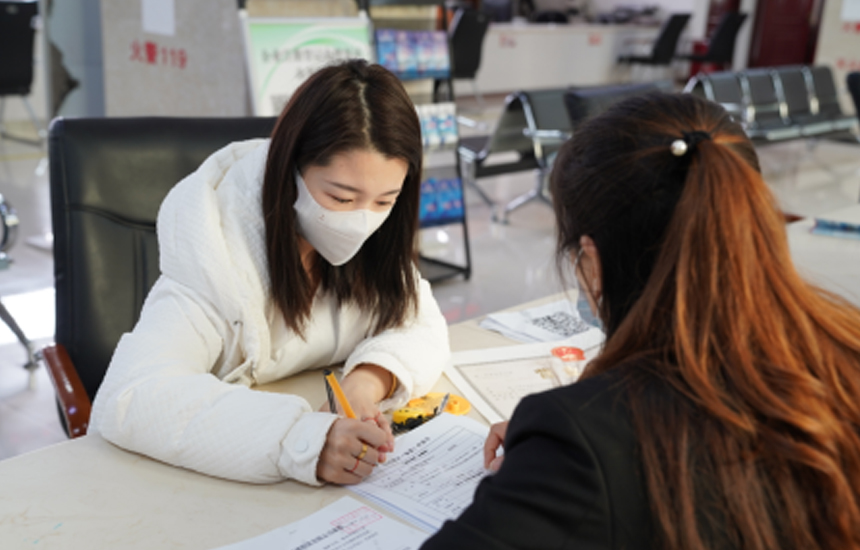 2022年4月12日，群眾在河北省巨鹿縣行政審批局綜合服務區辦理業務。馬羚攝