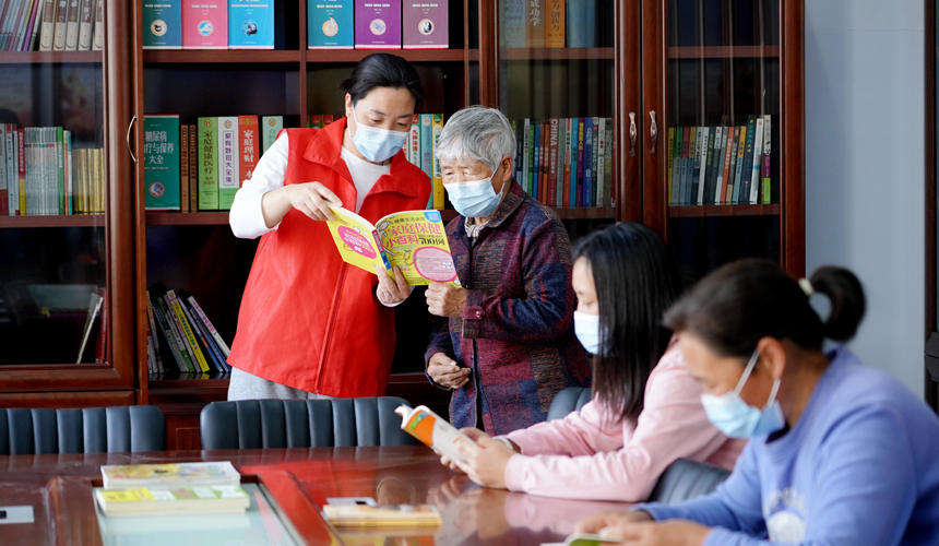 临城县西竖镇西竖村村民在农家书屋内阅读交流。 宋继昌摄