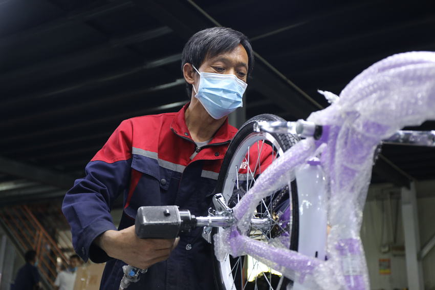 邯鄲市邱縣古城營鎮一家童車生產企業，工人們正在生產線上認真作業。孫海峰攝