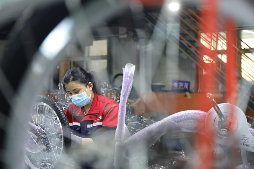 邯鄲市邱縣古城營鎮一家童車生產企業，工人們正在生產線上認真作業。孫海峰攝 