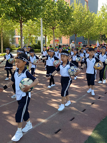 河北省威县第四小学足球社团课后组织活动。 赵国华摄