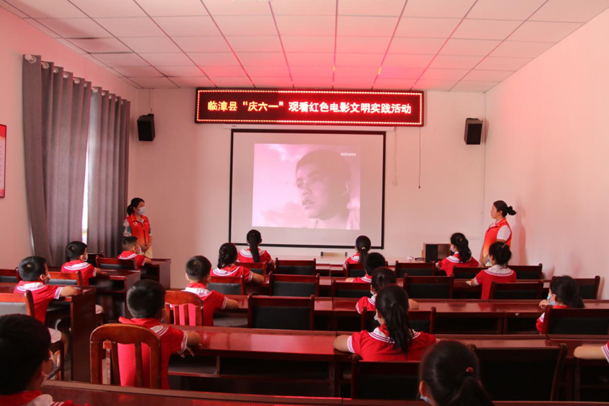 在河北省臨漳縣柏鶴集鄉兵馬寨村復興少年宮,孩子們觀看紅色電影《小兵張嘎》。 申志好攝
