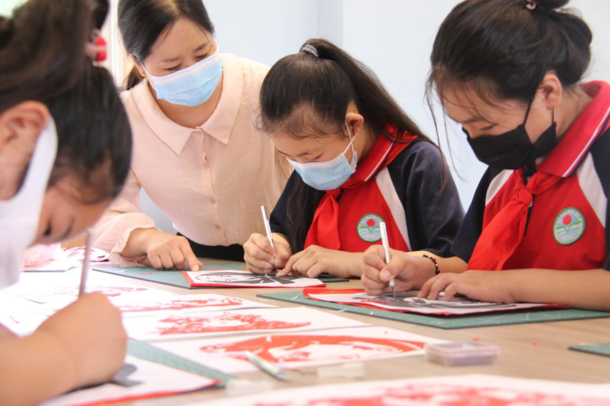 在河北省臨漳縣臨漳鎮西后坊表村復興少年宮,孩子們在志願者指導下剪紙。 申志好攝