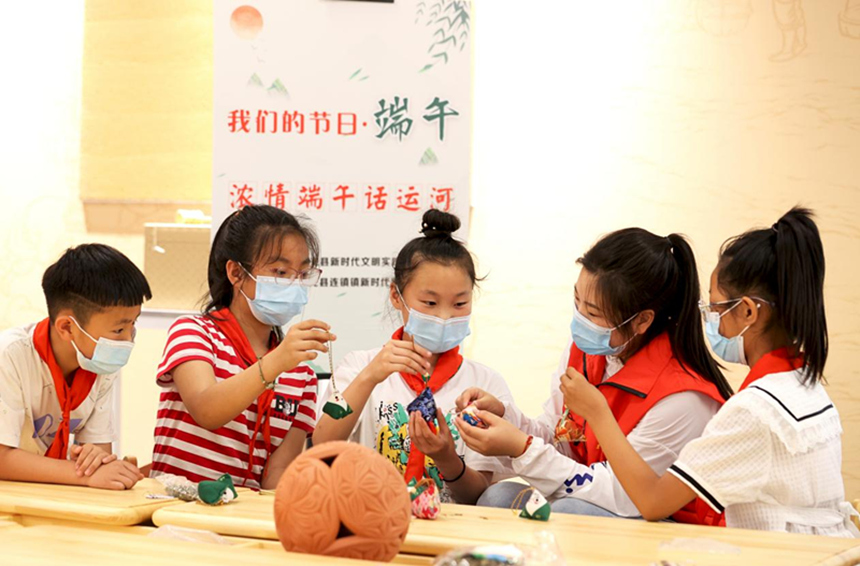 东光县连镇镇的新时代文明实践中心的志愿者正在教小朋友们制作端午香包。 朱林林摄