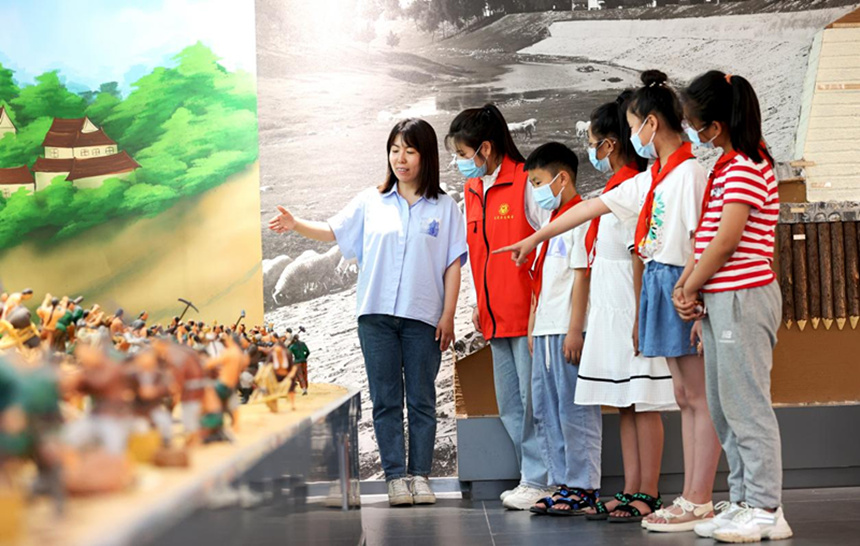 东光县连镇镇的新时代文明实践中心的志愿者正在给小朋友们讲述大运河谢家坝的历史。 朱林林摄
