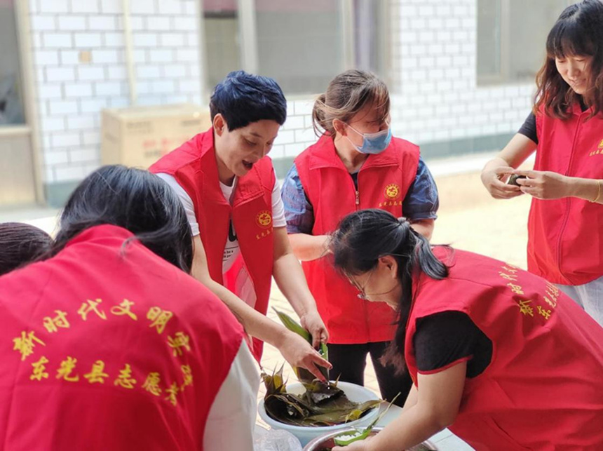 东光县于桥乡新时代文明实践中心的志愿者们正在为独居老人包粽子。 杨婷摄
