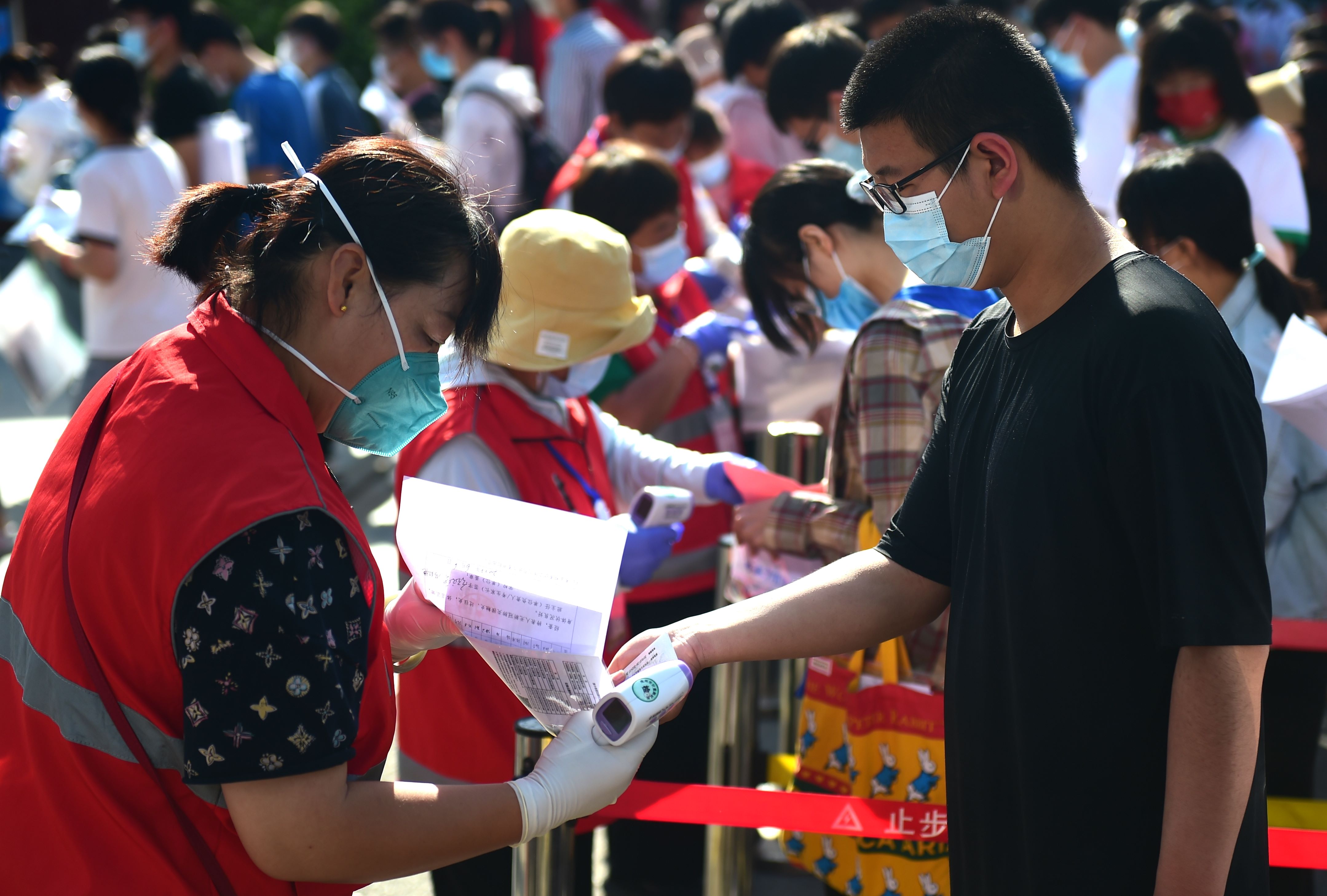 7日，在河北省滄州市第八中學考點，考生正有序進入考場。 傅新春攝