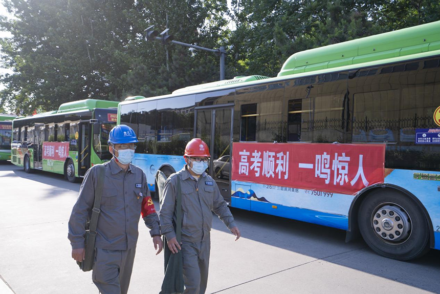 6月7日,國網秦皇島供電公司高考保電隊員對秦皇島市第五中學電源線路進行巡視。王續攝