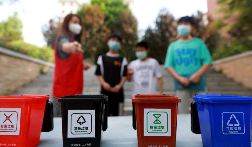 河北省邢台市任澤區的環保志願者在為社區裡的孩子們講解垃圾分類知識。宋杰攝