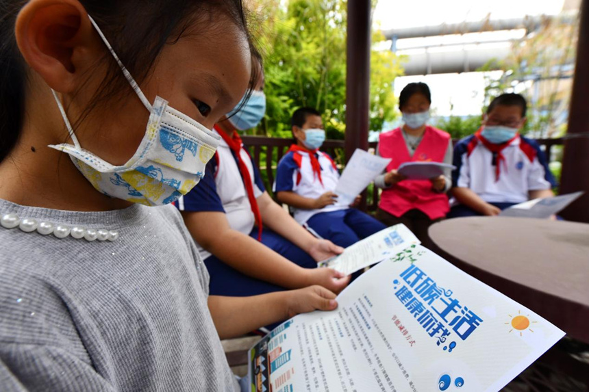 在河北省遷安市鑫達工業旅游園低碳園內，小朋友學習低碳知識明白紙。 彭月娟攝