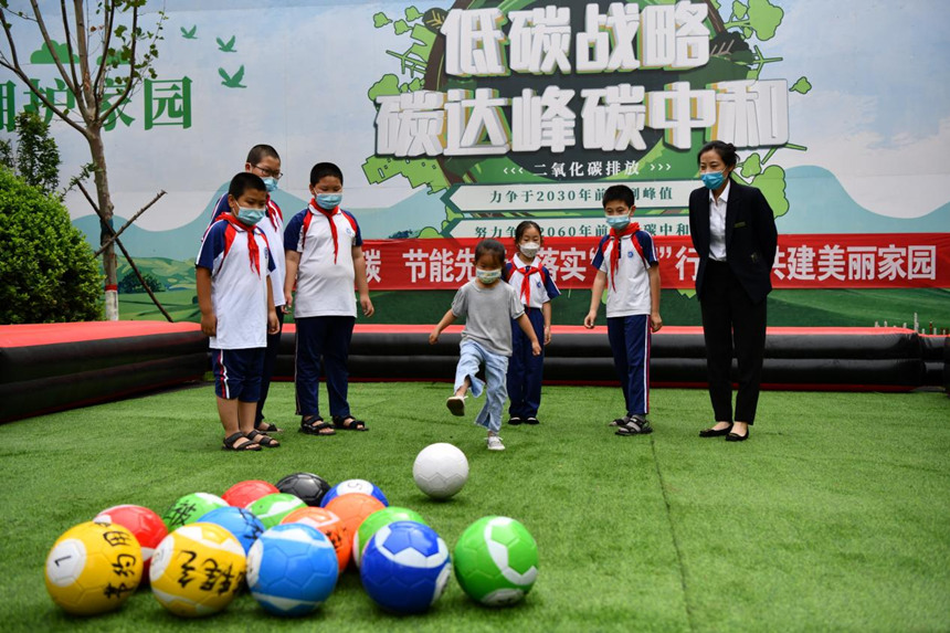 在河北省迁安市鑫达工业旅游园低碳园内，小朋友在体验“低碳”地面台球。 梁玉水摄