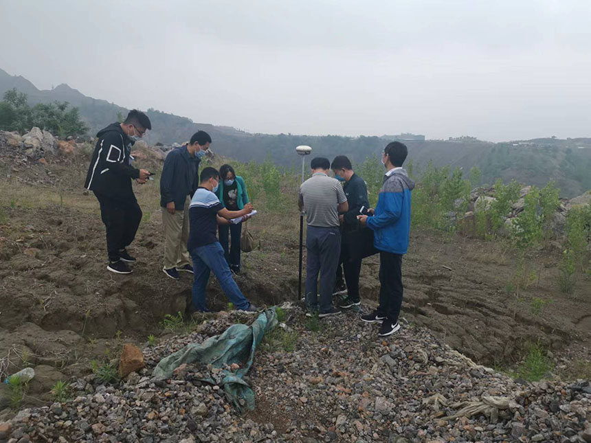 國情調查專家在遷安市二馬鐵礦對採坑邊界點開展實地核查工作。袁海波攝