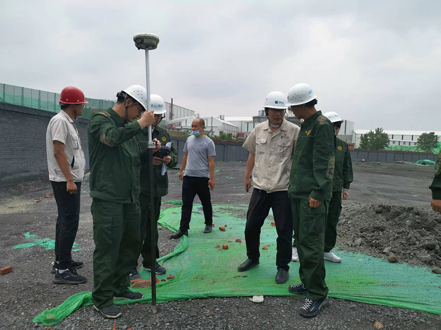 國情調查測量專家在灤州市司家營研山鐵礦對以往鑽孔進行測量。袁海波攝