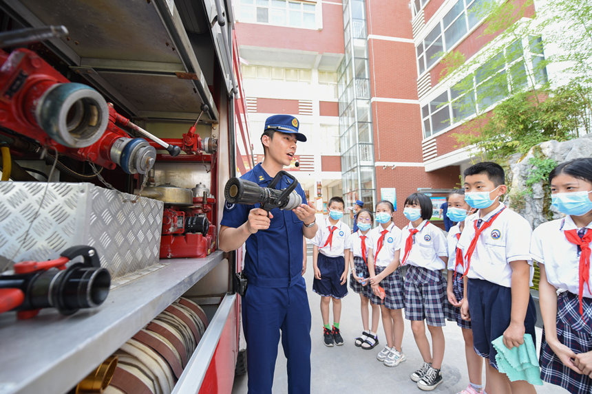 6月16日，河北省邯鄲市邯山區消防救援大隊消防員向邯山區實驗小學學生介紹消防救援設施。李燊攝
