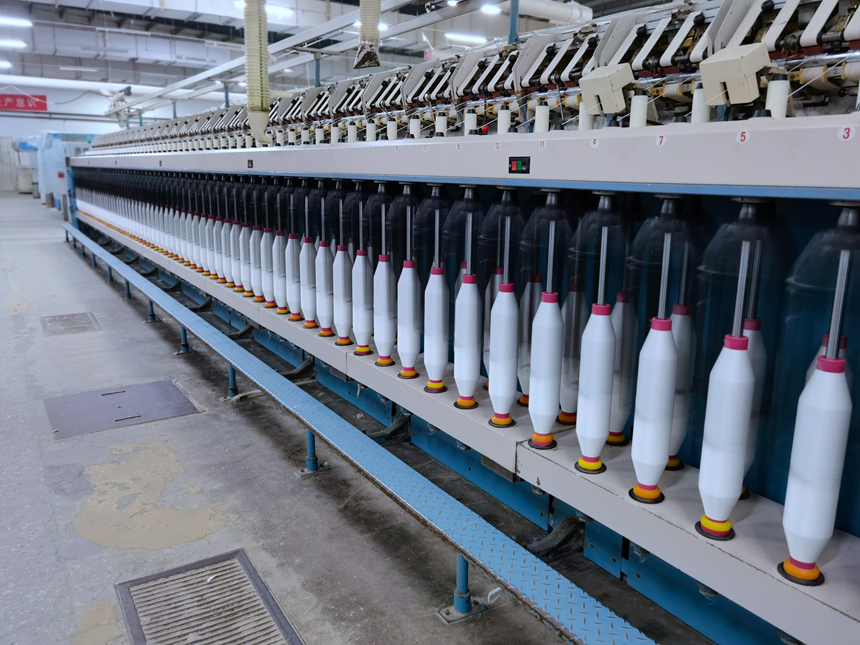 河北省东光县纺织企业的智能化纺纱车间。赵越摄