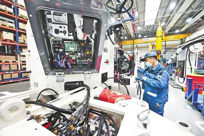 维特根中国廊坊工厂员工在组装调试设备。