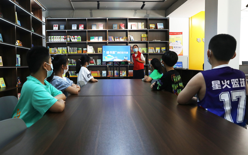 河北省邢台市任澤區城市書房志願者在為小朋友講解“綠書簽”的意義，講述盜版圖書的危害、如何鑒別盜版圖書以及網吧對未成年人的危害。 陳惠浩攝