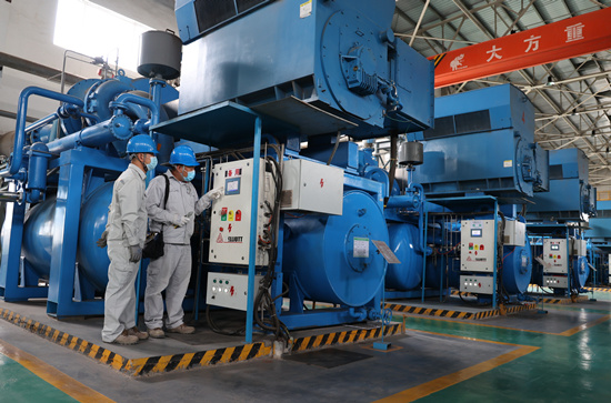 6月27日，國網唐山供電公司員工檢查鋼鐵企業用電設備。張海榮攝