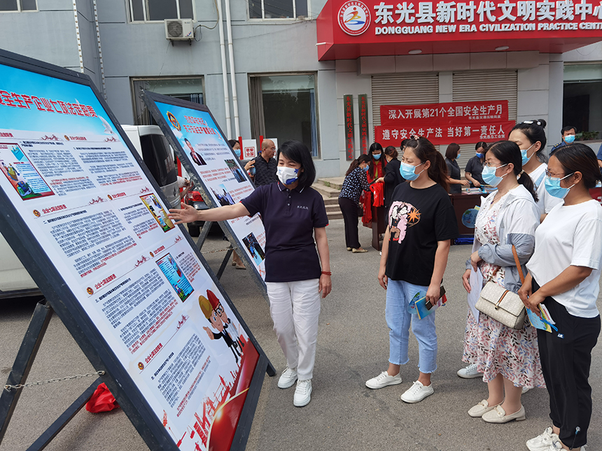 活动现场，东光县工作人员向企业员工讲解安全生产法律法规。王曼摄