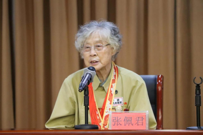 抗战老兵以故事分享的形式宣讲他们亲身经历的参战事迹。张帅摄