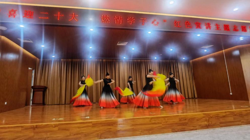 志愿者们精心编排了舞蹈《唱支山歌给党听》，用自己的方式致敬老兵，致敬党。王琪摄
