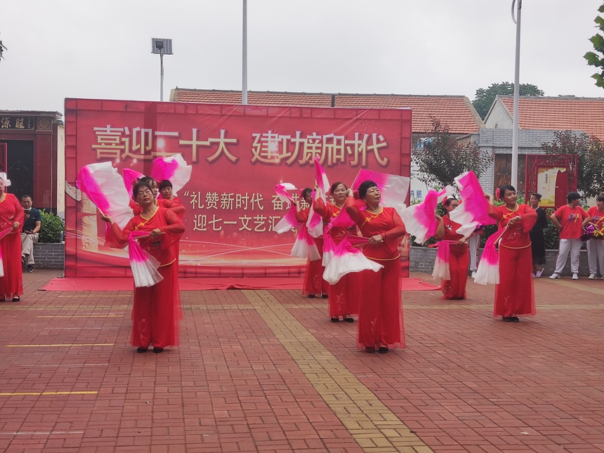 河北省东光县大单镇群众在表演扇子舞。 田俊荣摄
