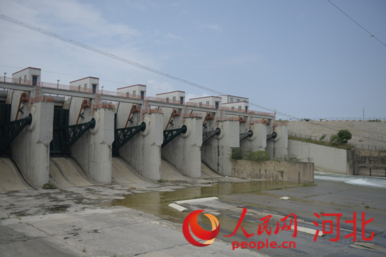 黄壁庄水库正在按计划预泄库容，确保7月10日水库水位降至汛限水位以下1米左右。人民网祝龙超摄