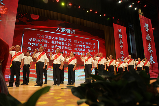 邯郸市复兴区老党员、青年党员代表一同重温入党誓词。 王红超摄