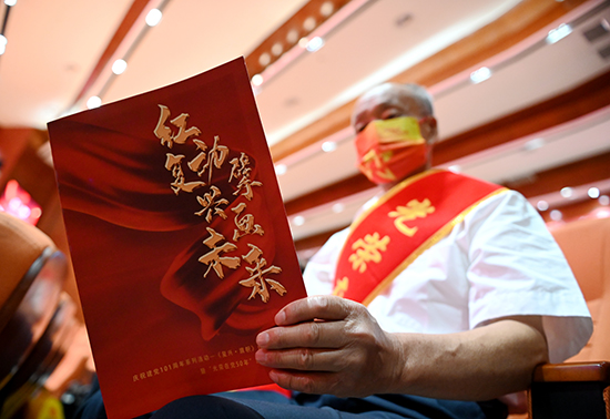 邯郸市复兴区老党员阅读《红动·复兴 擘画未来》庆祝建党101周年系列活动手册。 周绍宗摄