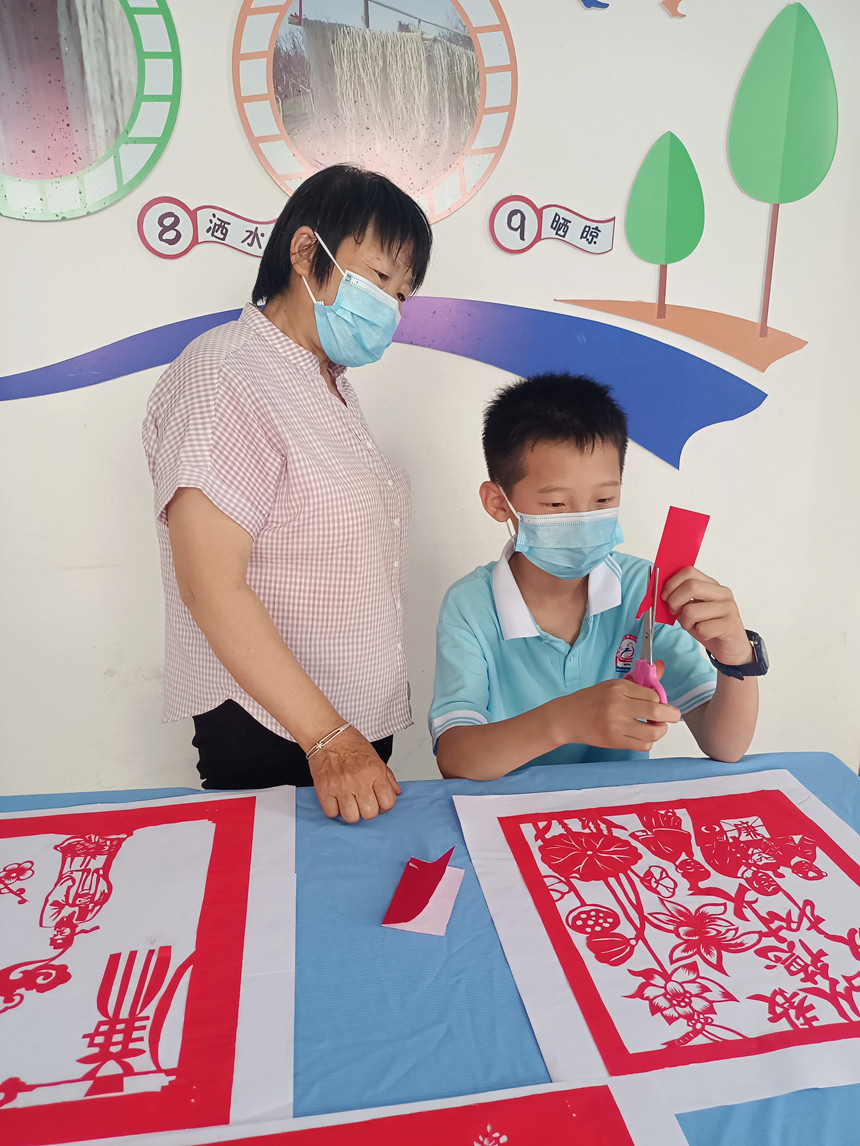 临城县赵庄中心小学新时代文明实践爱心教室的“廉洁文化剪纸”志愿活动现场。 魏建宏摄