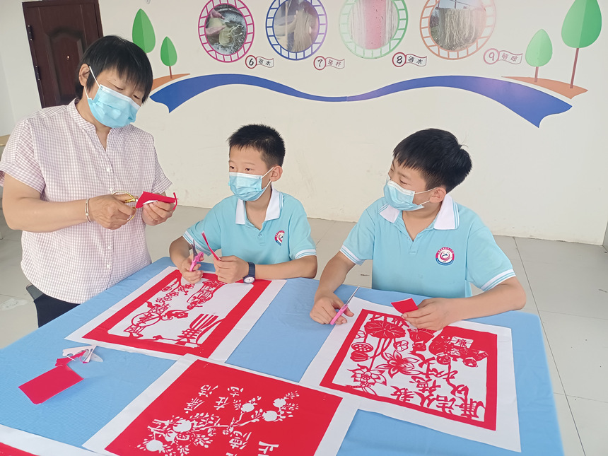临城县赵庄中心小学新时代文明实践爱心教室的“廉洁文化剪纸”志愿活动现场。 魏建宏摄