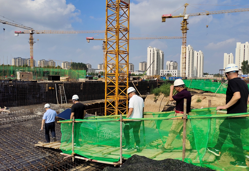 河北保定徐水区住建局综合检查组深入施工现场对工程质量、安全生产情况实地检查。 李月英摄