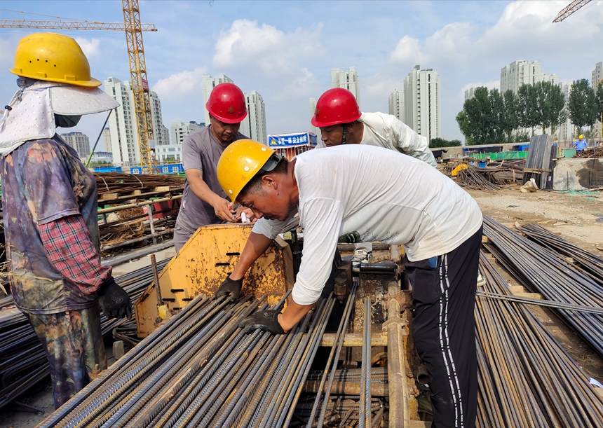 综合巡察组在施工现场进行建筑材料取样。 李月英摄